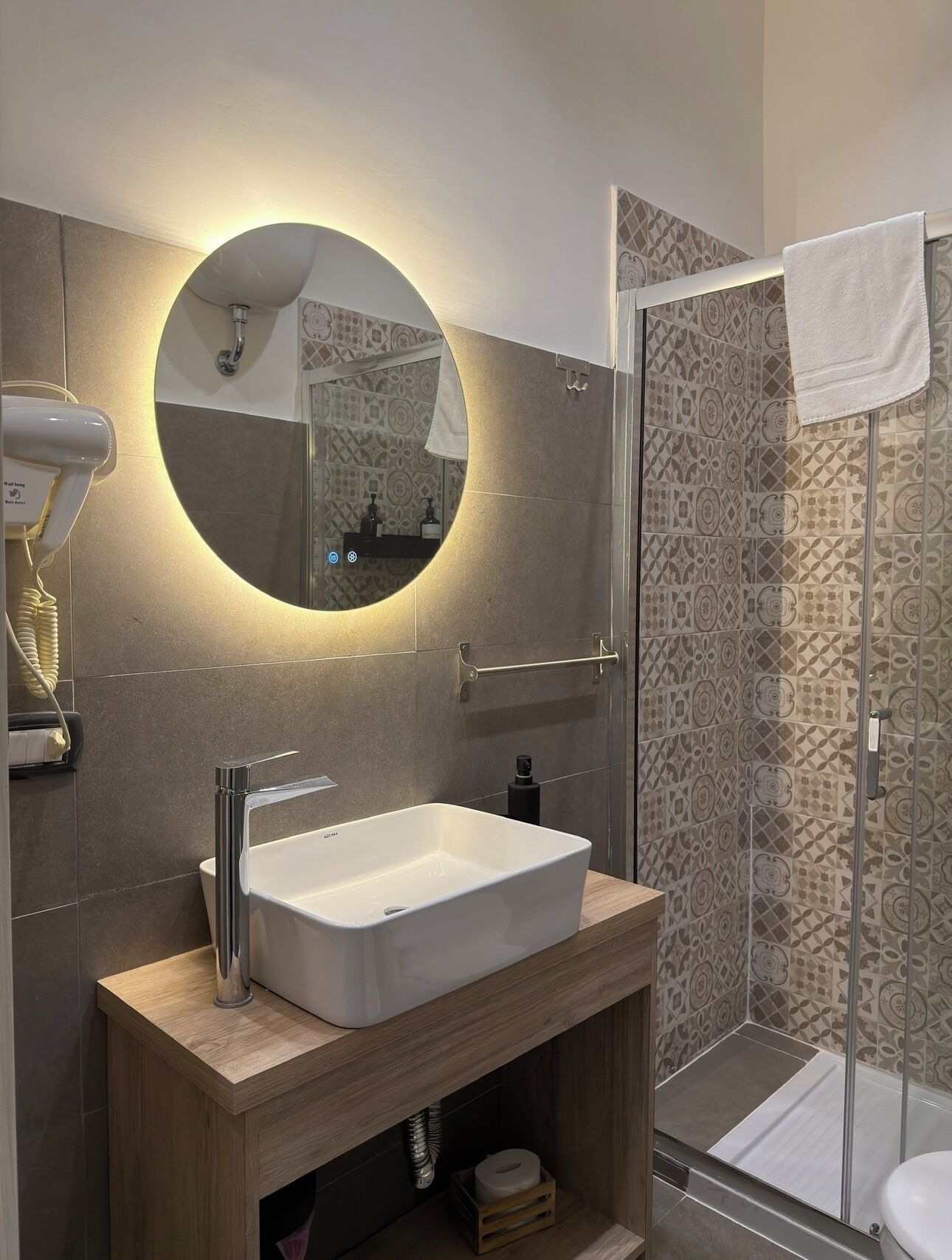 Dusche, Haartrockner, Bidet, Handtücher