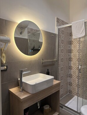 Doccia, asciugacapelli, bidet, asciugamani