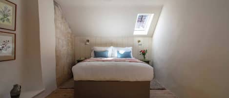 Tabla de planchar con plancha, wifi y ropa de cama