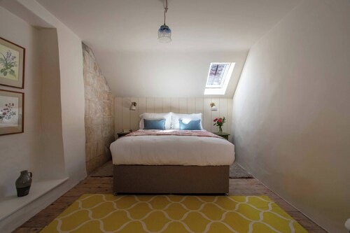 Moss Cottage - Charming Village Retreat