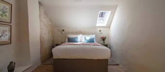 Moss Cottage - Charming Village Retreat