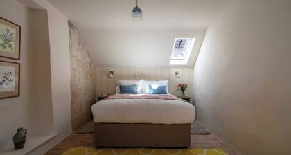 Moss Cottage - Charming Village Retreat