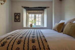 Iron/ironing board, WiFi, bed sheets - Moss Cottage - Charming Village Retreat (Wellow)