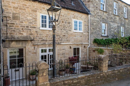 Moss Cottage - Charming Village Retreat
