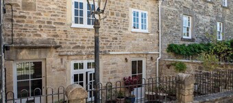 Moss Cottage - Charming Village Retreat