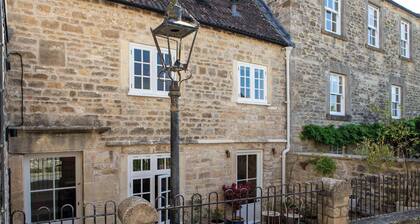 Moss Cottage - Charming Village Retreat