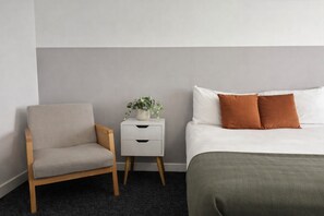 2 habitaciones, tabla de planchar con plancha y cuna de viaje 