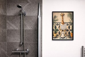 Haartrockner, Handtücher, Seife, Shampoo