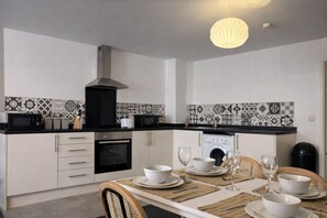 Kjøleskap, mikrobølgeovn, ovn og kokeplater