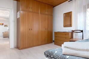 3 chambres, fer et planche à repasser, Wi-Fi, draps fournis