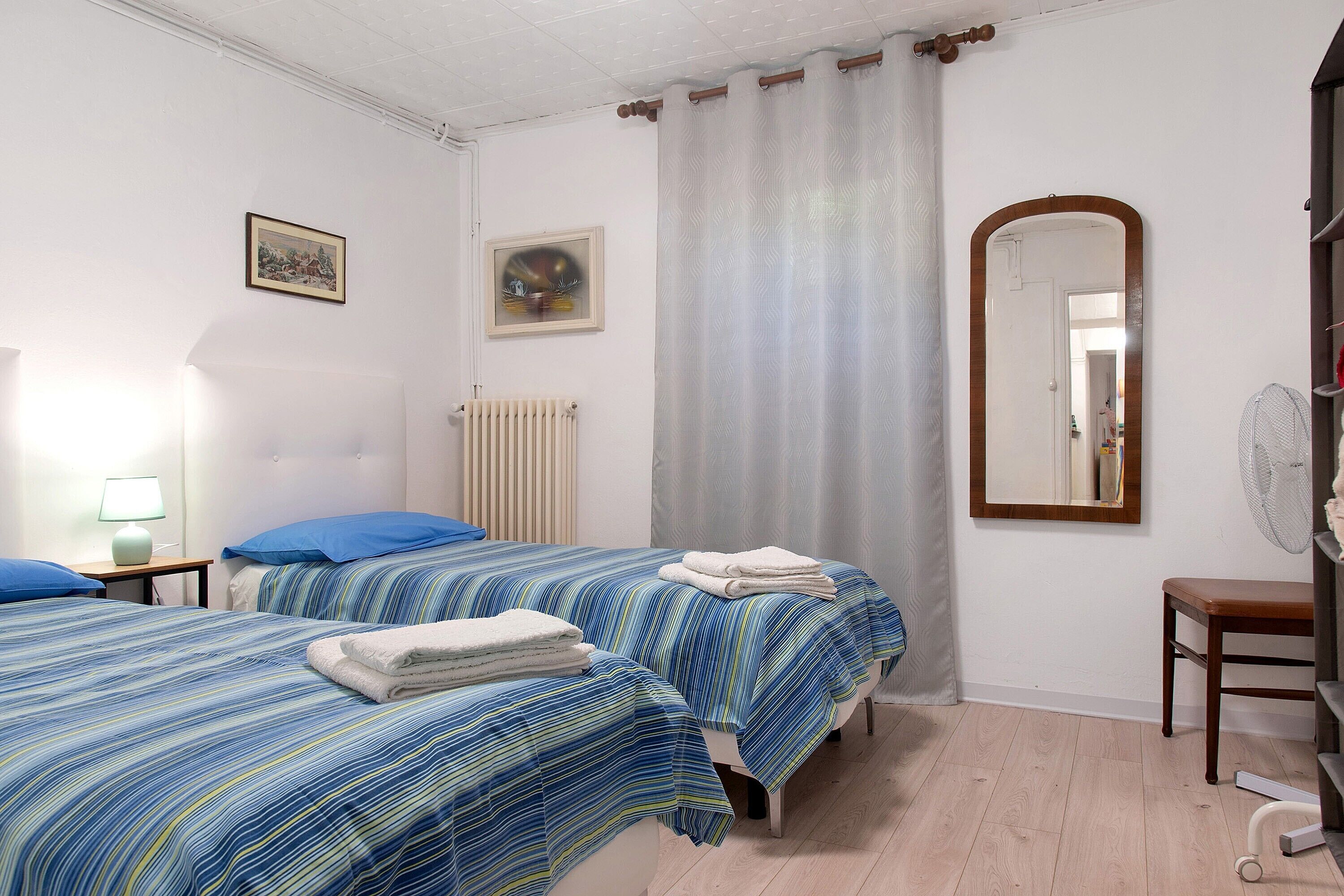 Silitysrauta/-lauta, Wi-Fi, vuodevaatteet