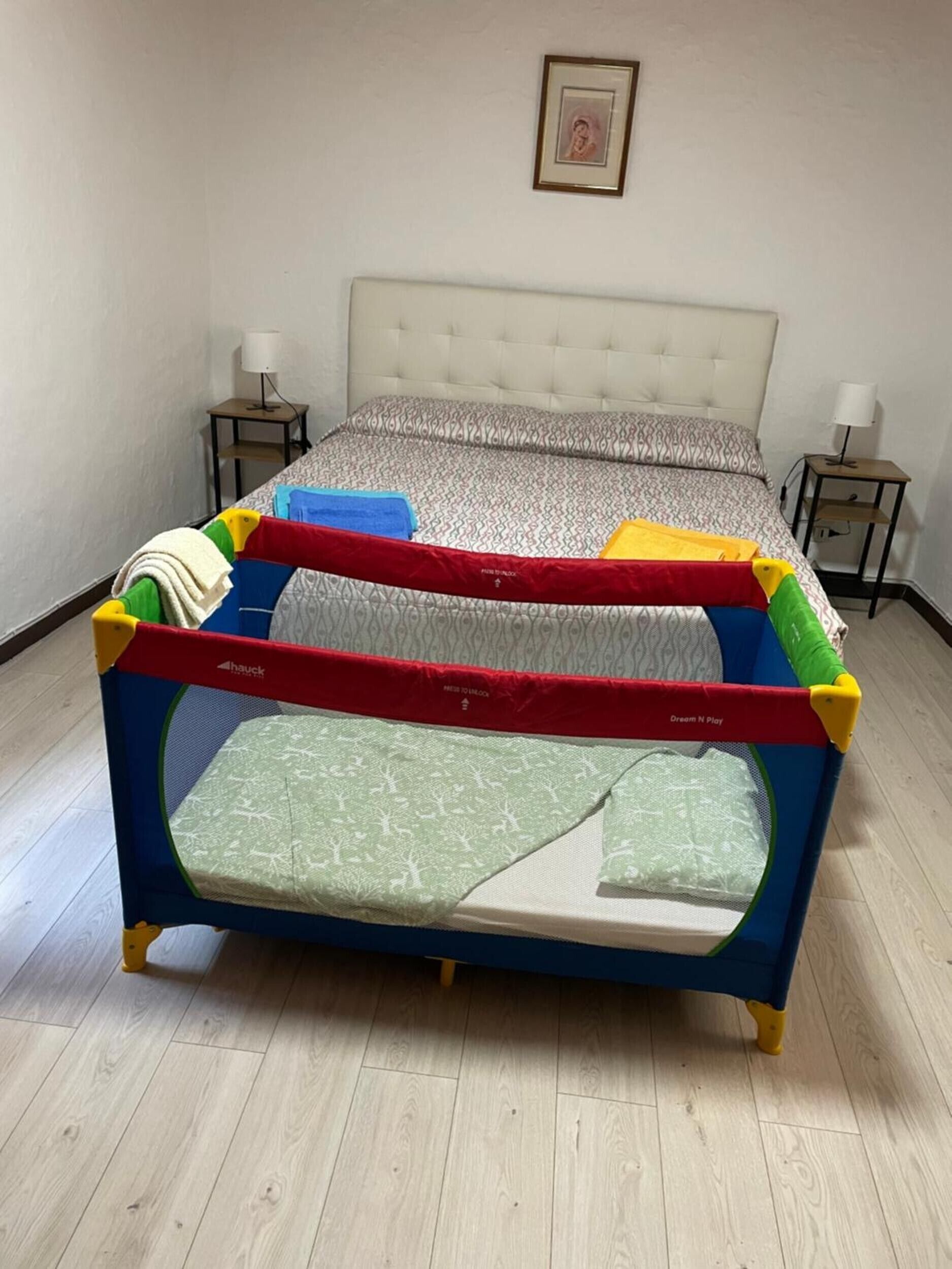 Een strijkplank/strijkijzer, wifi, beddengoed