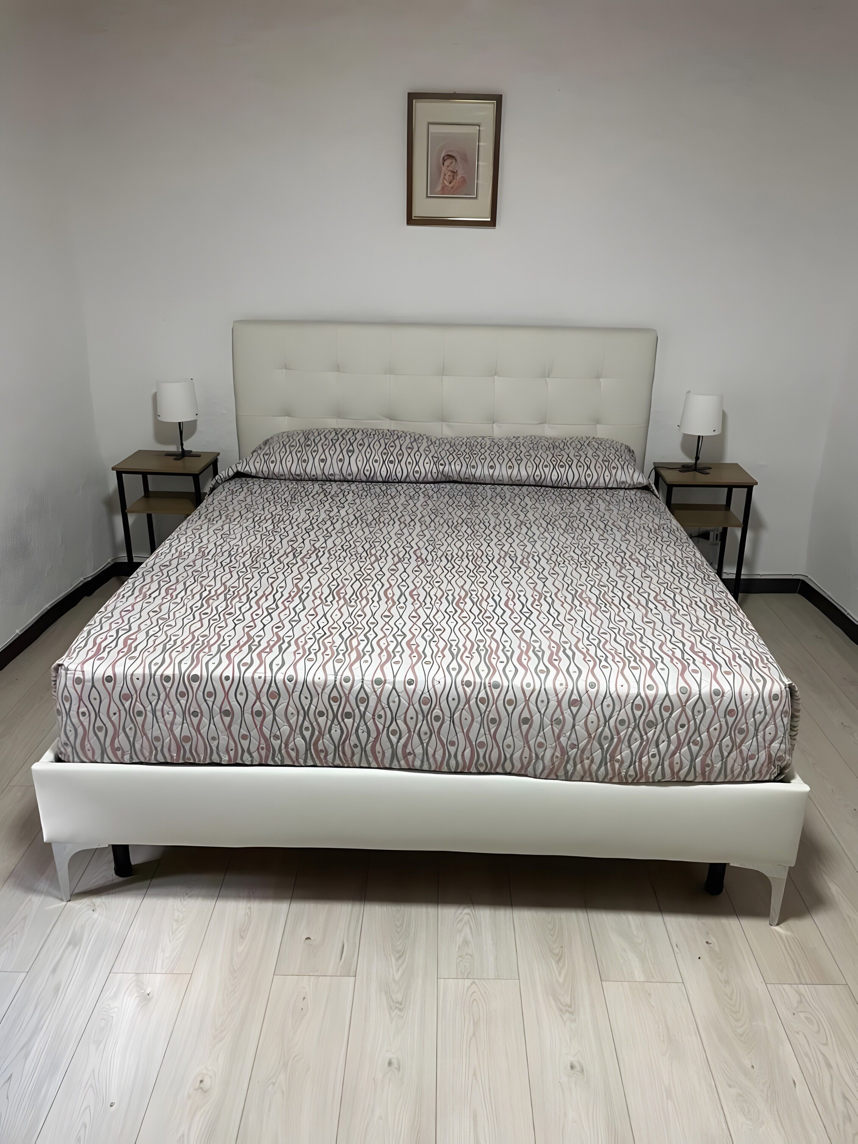 Een strijkplank/strijkijzer, wifi, beddengoed