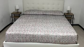 Een strijkplank/strijkijzer, wifi, beddengoed