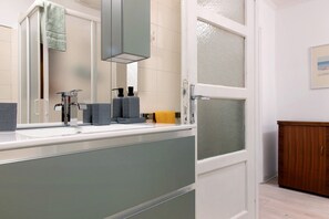Douche, sèche-cheveux, serviettes fournies