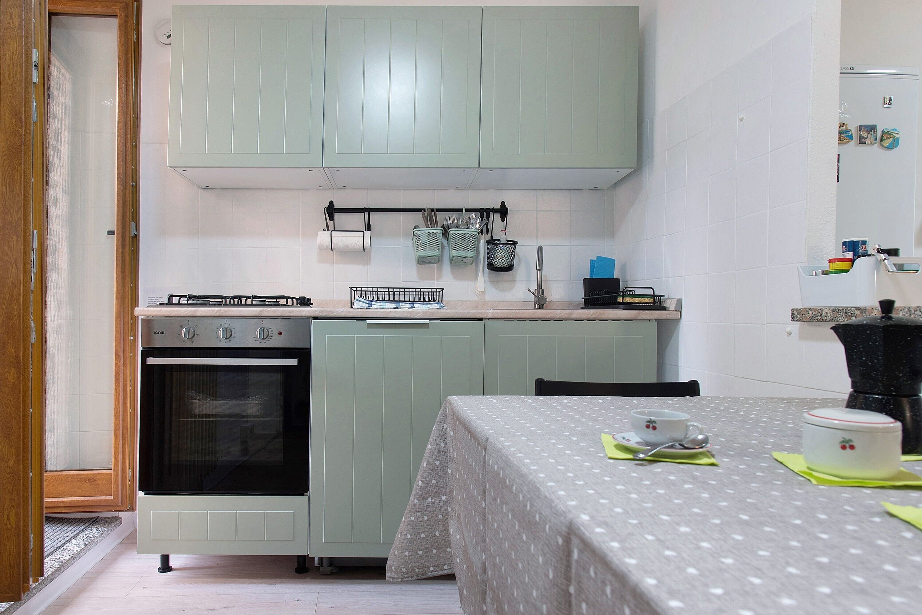 Réfrigérateur, four à micro-ondes, un four, surface de cuisson