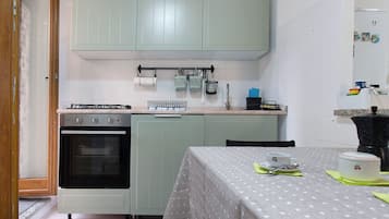 Réfrigérateur, four à micro-ondes, un four, surface de cuisson