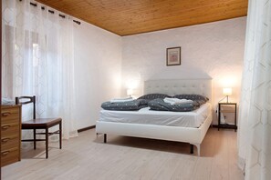 3 chambres, fer et planche à repasser, Wi-Fi, draps fournis