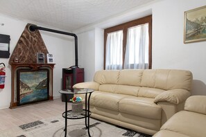 Living area - Holiday Home 'Cà Rosina' Brusimpiano   CIN: IT012024C2QW54KCLE (Brusimpiano)