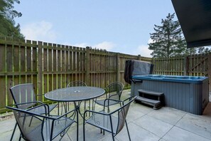 Outdoor dining - Osprey Spa Plus (Pet) (Fowlis)