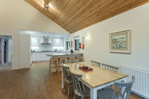 Dining - Galbraith Premier Spa (Pet) (Fowlis)