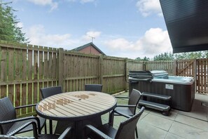 Outdoor dining - Galbraith Premier Spa (Fowlis)