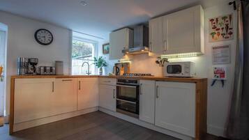 Een koelkast, een microgolfoven, een oven, een kookplaat