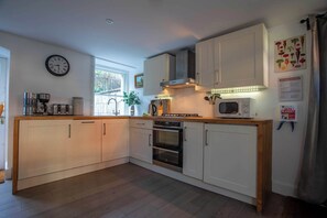 Fridge, microwave, oven, stovetop - Charming 18th century cottage - central - parking (Bath)