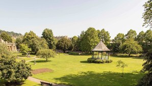Ein Park mit einem Gazebo, einem kreisförmigen Blumenbeet und einem Pfad.