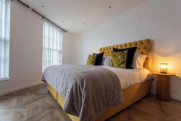 مكواة/لوح كي وسرير سفر وواي فاي وملاءات أسرّة