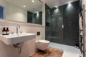 Shower, hair dryer, towels - St James Central Splendor (Bath)