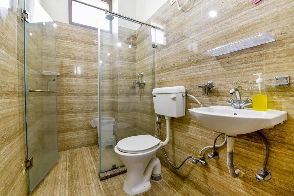 Deluxe Double Room, Balcony, City View | Bathroom | Shower, free toiletries, towels, toilet paper