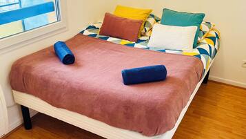 Een strijkplank/strijkijzer, wifi, beddengoed