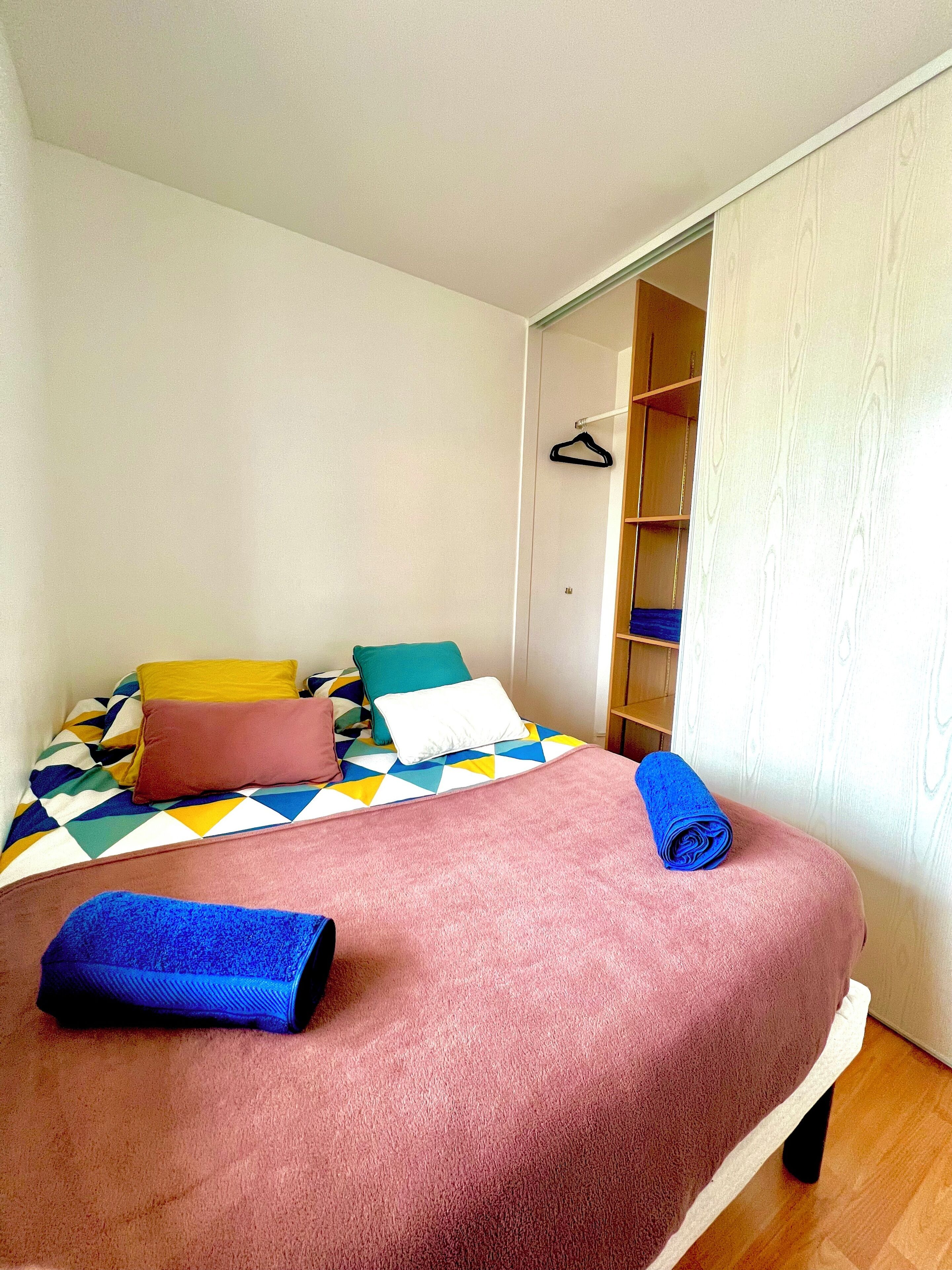 Een strijkplank/strijkijzer, wifi, beddengoed