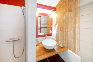 Dusche, Haartrockner, Handtücher