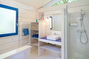 Shower, hair dryer, towels - Holiday Home “Villa Ananda - Kerala Annex” (Capbreton)