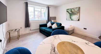 EV Charge -Free Parking-5 Mins to Heathrow Airport