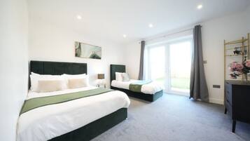 Iron/ironing board, WiFi, bed sheets