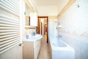 Hair dryer, bidet, towels, soap - The Sunset - Free Parking (Conversano)