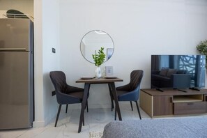 Căn hộ, ban công, quang cảnh thành phố | Bàn ủi/dụng cụ ủi quần áo, truy cập Internet không dây miễn phí 