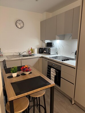Private kitchen - Stylish Wembley Park Apt, Balcony, & Views (Wembley)