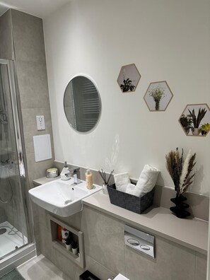Hair dryer, towels, soap, toilet paper - Stylish Wembley Park Apt, Balcony, & Views (Wembley)