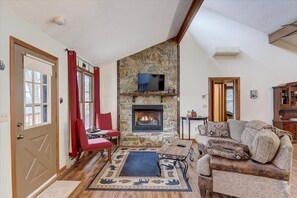 TV - Scenic Serenity | Maggie Valley, 4BR, 3 BA, VIEWS! (Maggie Valley)