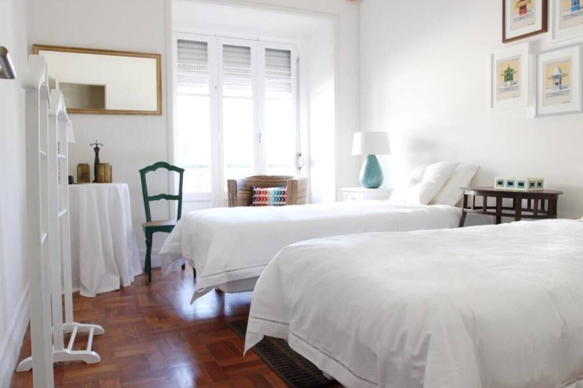 Habitación con 2 camas individuales, baño compartido, vistas a la ciudad | Wifi gratis