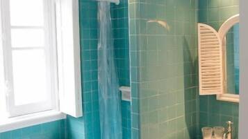 SĂšche-cheveux, serviettes fournies, savon, shampoing