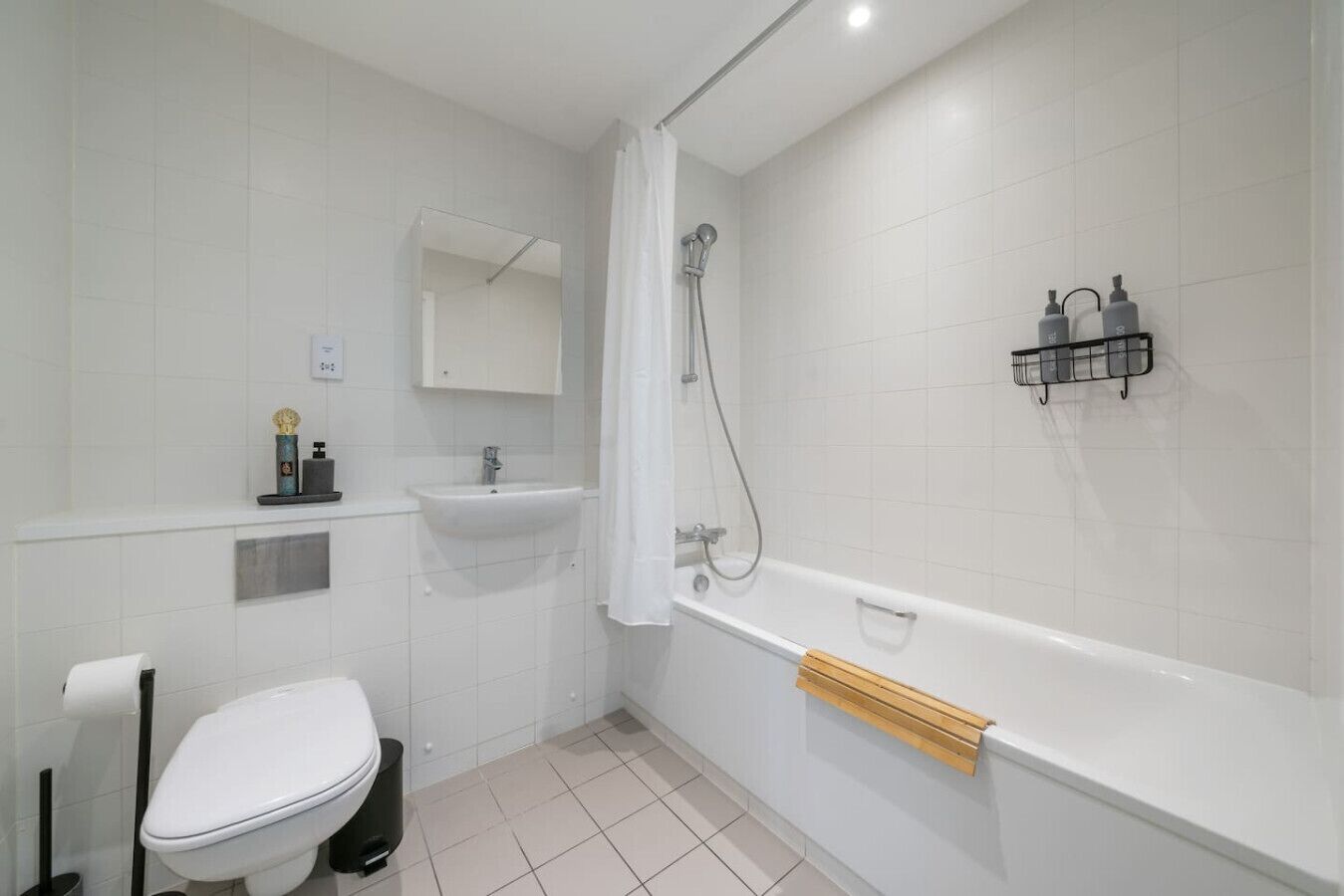 吹风机、毛巾、肥皂、卫生纸