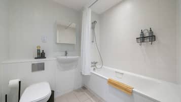 Haartrockner, Handtücher, Seife, Toilettenpapier