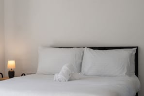 Iron/ironing board, WiFi, bed sheets - Wembley views 1 Bed Apartment! (Wembley)