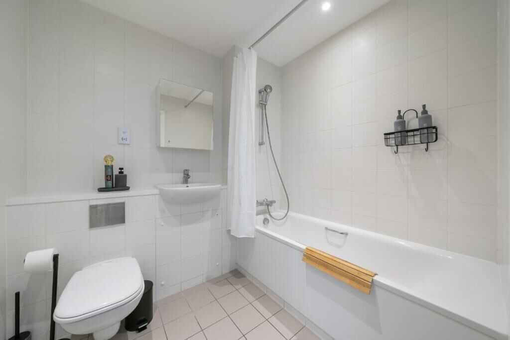 Haartrockner, Handtücher, Seife, Toilettenpapier