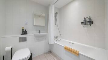 Haartrockner, Handtücher, Seife, Toilettenpapier